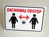 Tabliczka T413 Zachowaj odstęp - Wzór graficzny. Dwie postacie ludzkie z symbolem wirusa między nimi