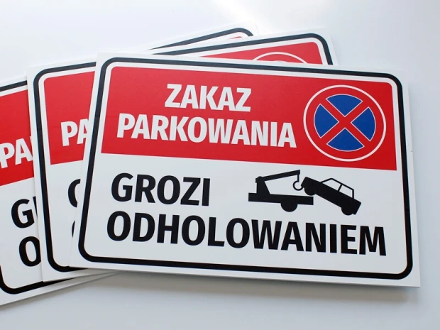 Tabliczka Zakaz parkowania grozi odholowaniem ułożona w wachlarz z kilku sztuk fizycznego produktu