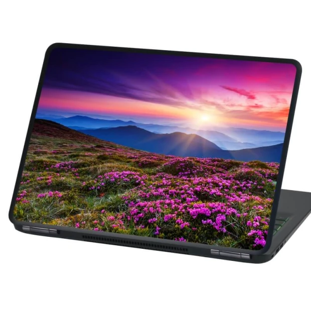 Naklejka na laptopa z przykładowym nadrukiem górskiego krajobrazu z fioletowymi kwiatami o zachodzie słońca