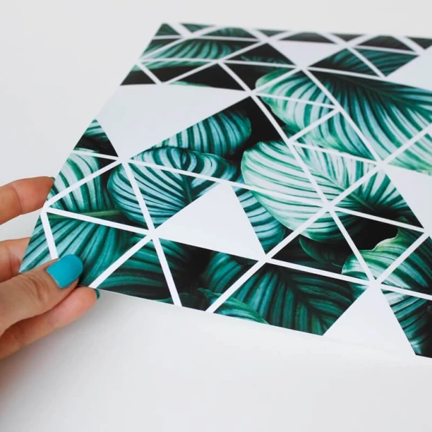 Plakat ze zdjęcia 20x30 cm na ważne okazje - Wzór graficzny. Geometryczne kształty z zielonymi liśćmi na białym tle