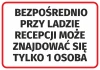 Naklejka Bezpośrednio przy ladzie recepcji może znajdować się tylko 1 osoba - Wzór graficzny. Prosty tekst na białym tle