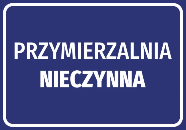 Niebieska naklejka informacyjna z białym napisem Przymierzalnia nieczynna, przeznaczona do sklepów odzieżowych