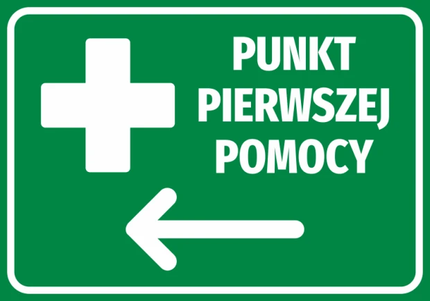 Zielona naklejka BHP z białym krzyżem, strzałką w lewo i napisem Punkt pierwszej pomocy na białym tle