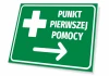 Tabliczka Punkt pierwszej pomocy T521 - Wzór graficzny. Zielona tabliczka z białym krzyżem i napisem wskazującym kierunek