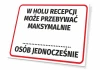 Tabliczka W holu recepcji może przebywać maksymalnie ... osób jednocześnie - Wzór graficzny. Prosta forma, duży czarny tekst