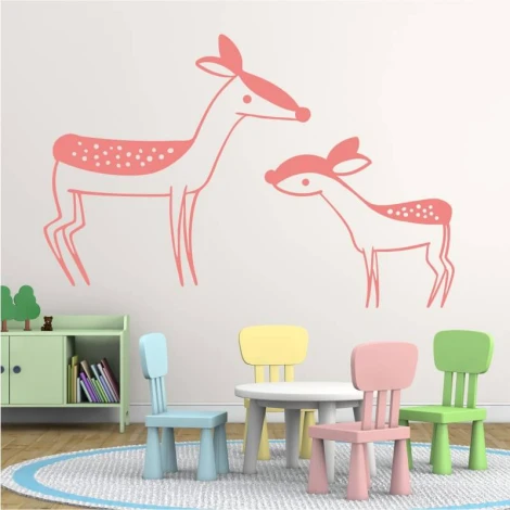 Naklejka na ścianę dla dzieci sarenki 2548 - Aranżacja w pokoju dziecięcym. Ściany w jasnych kolorach, meble w pastelowych