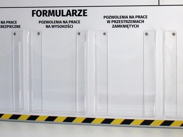 Kieszeń wisząca z plexi A4 głębokość 4cm pion/poziom - Aranżacja w biurze. Ściany w jasnym kolorze, proste meble