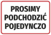Naklejka Prosimy podchodzić pojedynczo - Wzór graficzny. Czerwony prostokąt z białym napisem na czarnym tle