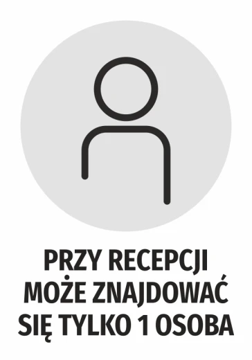 Naklejka BHP na białym tle z czarnym piktogramem postaci i napisem Przy recepcji może znajdować się tylko 1 osoba