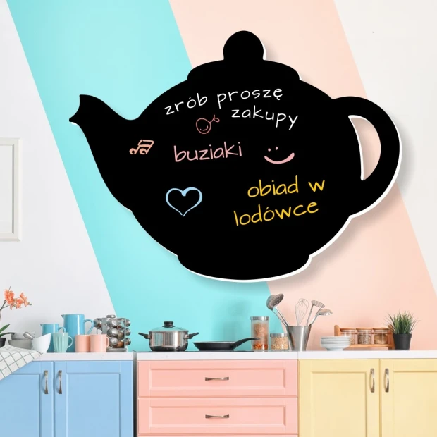 Tablica kredowa do kuchni imbryk 402 - Aranżacja w kuchni. Ściany w pastelowych kolorach, meble w jasnych odcieniach