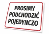 Tabliczka Prosimy podchodzić pojedynczo - Wzór graficzny. Prosty prostokąt z białym tłem, czarnym napisem i czerwoną ramką