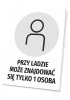 Tabliczka Przy ladzie może znajdować się tylko 1 osoba - Wzór graficzny. Okrągły piktogram przedstawia sylwetkę osoby. Tekst