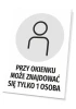 Tabliczka Przy okienku może znajdować się tylko 1 osoba - Wzór graficzny. Okrągły piktogram postaci na szarym tle z tekstem
