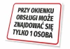 Tabliczka Przy okienku obsługi może znajdować się tylko 1 osoba - Wzór graficzny. Prosty prostokąt z białym tłem, czarnym