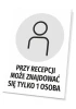 Tabliczka Przy recepcji może znajdować się tylko 1 osoba - Wzór graficzny. Okrągły piktogram postaci na szarym tle, tekst