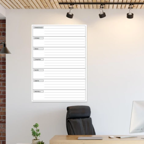 Tablica magnetyczna suchościeralna lean planer tygodniowy 017 - Aranżacja w biurze. Ściany są jasne, a podłoga drewniana