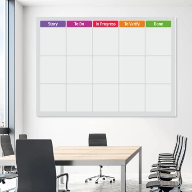 Tablica magnetyczna suchościeralna scrum task lean board 140 - Aranżacja w biurze. Ściany są jasne, a meble w odcieniach