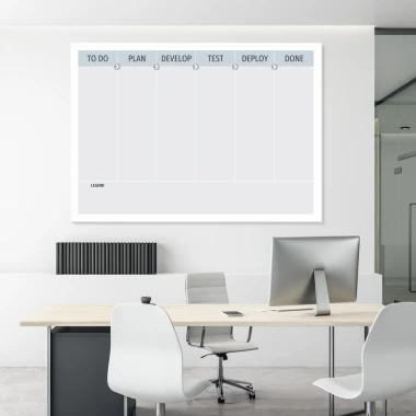 Kanban board magnetyczna tablica suchościeralna lean 093 - Aranżacja w biurze. Ściany są jasne, a meble w odcieniach bieli