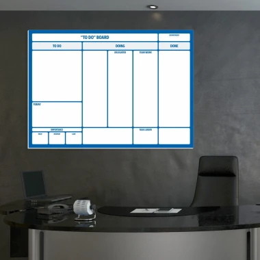 Tablica magnetyczna suchościeralna To do kanban board 105 - Aranżacja w biurze. Ściany w jasnym kolorze, nowoczesne meble