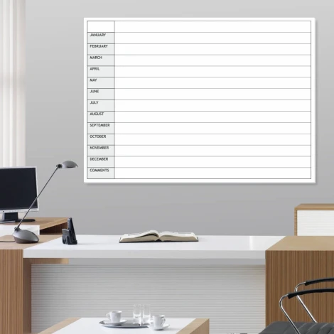 Tablica suchościeralna planer roczny en 010 - Aranżacja w biurze. Ściany w jasnym kolorze, meble w odcieniach brązu