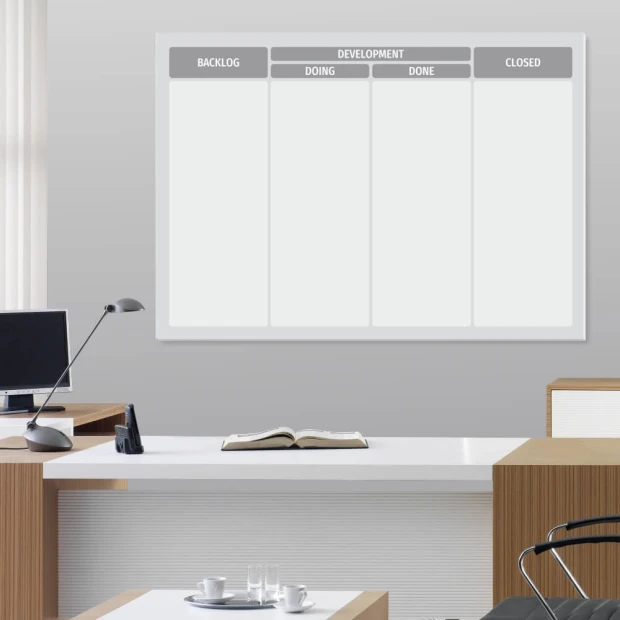 Agile board 143 Tablica suchościeralna lean - Aranżacja w biurze. Jasne ściany, nowoczesne meble w odcieniach brązu