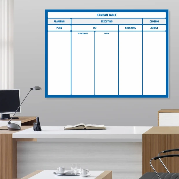 Kanban table tablica suchościeralna Lean 106 - Aranżacja w biurze. Ściany w jasnym kolorze, meble w odcieniach drewna
