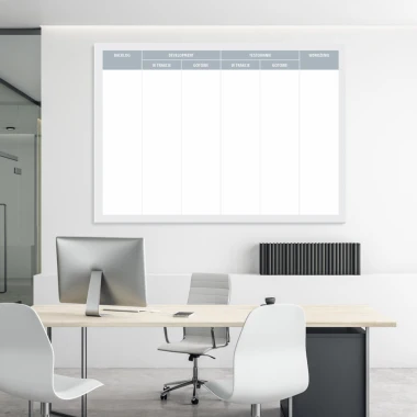 Tablica kanban suchościeralna lean board 095 - Aranżacja w biurze. Ściany w jasnym kolorze, nowoczesne meble w neutralnych