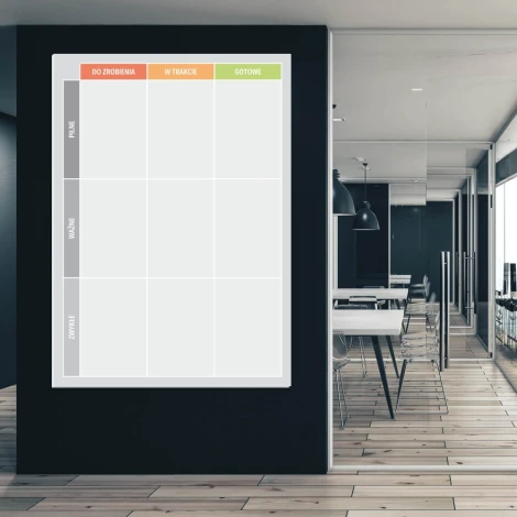 Tablica kanban suchościeralna lean board 096 - Aranżacja w biurze. Ściany w odcieniach szarości, podłoga drewniana