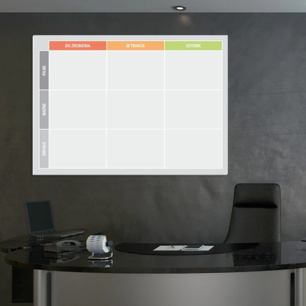 Tablica suchościeralna kanban lean board 138 - Aranżacja w biurze. Ściany w ciemnym kolorze, nowoczesne meble