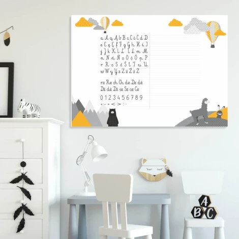 Tablica dla dzieci nauka pisania suchościeralna EDU 056 - Aranżacja w pokoju dziecięcym. Ściany w jasnych kolorach, meble