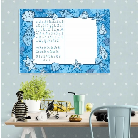 Tablica suchościeralna EDU nauka pisania 007 - Wzór graficzny. Na niebieskim tle znajdują się muszki, gwiazdy morskie