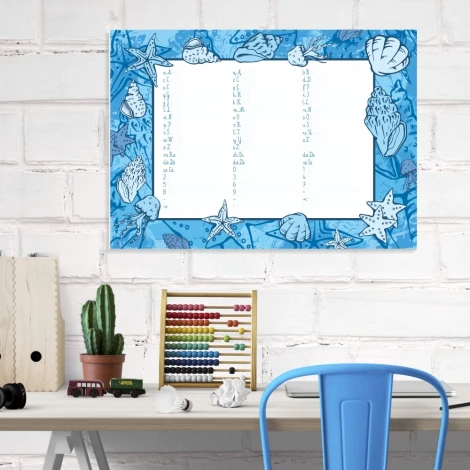 Tablica suchościeralna EDU nauka pisania 008 - Aranżacja w pokoju dziecięcym. Ściany w jasnym kolorze, meble w naturalnych