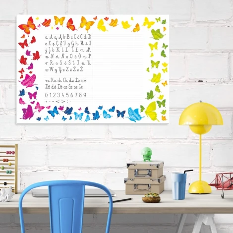 Tablica suchościeralna EDU nauka pisania 039 - Aranżacja w biurze. Ściany są białe, a meble w jasnych kolorach