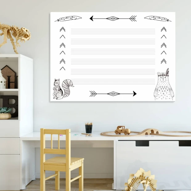 Tablica suchościeralna z nadrukiem pięciolinii oraz grafikami zwierząt i strzałek w stylu boho we wnętrzu