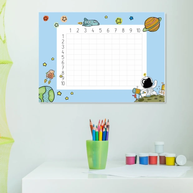 Tablica dla dzieci suchościeralna tabliczka mnożenia magnetyczna kosmos EDU 051 - Wzór graficzny. Na niebieskim tle znajdują