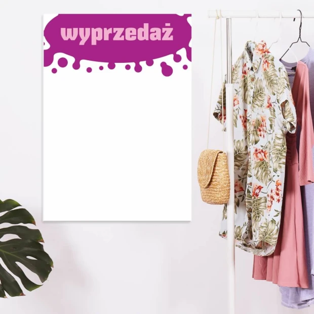Tablica suchościeralna z fioletowym nadrukiem wyprzedaż w formie plamy we wnętrzu sklepu odzieżowego