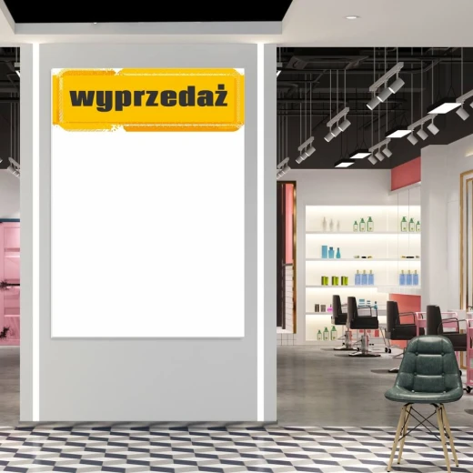 Tablica suchościeralna z nadrukiem żółtej belki i napisem wyprzedaż we wnętrzu sklepu