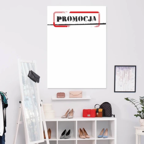 Tablica suchościeralna 027 w nowoczesnym salonie, idealna do zapisywania pomysłów i organizacji prze