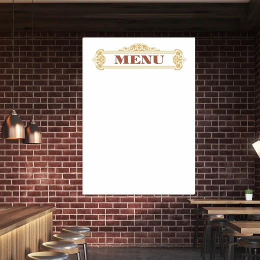 Tablica suchościeralna z nadrukiem ozdobnego nagłówka MENU we wnętrzu lokalu gastronomicznego