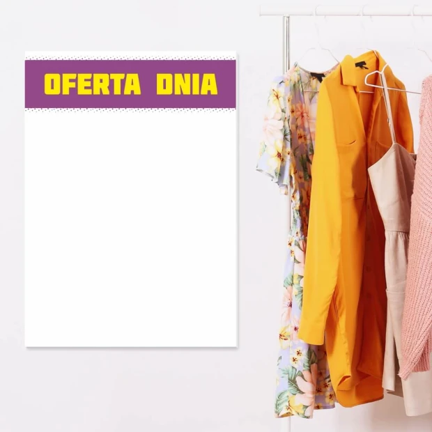 Tablica suchościeralna magnetyczna z fioletowym nagłówkiem OFERTA DNIA we wnętrzu sklepu odzieżowego