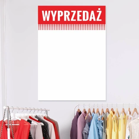 Tablica suchościeralna magnetyczna 022 wyprzedaż - Aranżacja w sklepie odzieżowym. Ściany w jasnych kolorach, w tle wieszaki