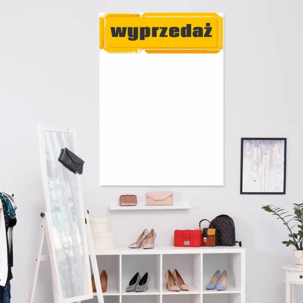 Tablica suchościeralna magnetyczna 024 wyprzedaż - Aranżacja w sklepie odzieżowym. Ściany w jasnych kolorach