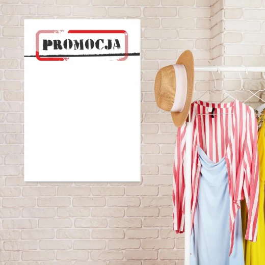 Tablica suchościeralna magnetyczna z nadrukiem PROMOCJA w czerwonej ramce we wnętrzu sklepu odzieżowego