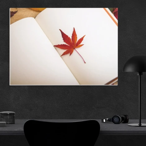 Tablica suchościeralna 215 liść - Wzór graficzny. Na tle białej powierzchni znajduje się czerwony liść klonu