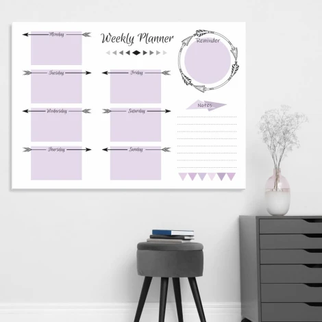 Tablica suchościeralna Weekly planner 405 - Aranżacja w biurze. Ściany w jasnym kolorze, minimalistyczne meble w odcieniach