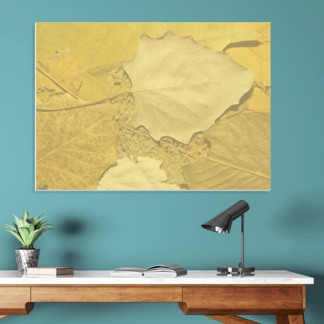 Tablica suchościeralna 161 liście - Aranżacja w biurze. Ściany w odcieniu niebieskim, stół drewniany, lampka biurowa