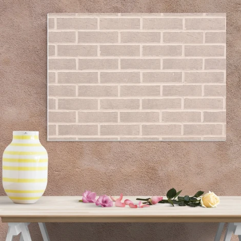 Tablica suchościeralna 170 cegły - Aranżacja w biurze. Ściany w odcieniu beżowym, stół z jasnego drewna