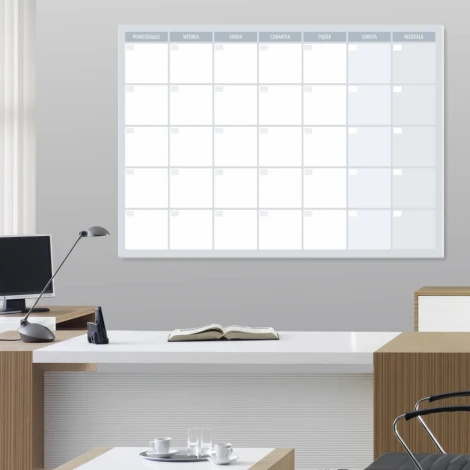 Tablica suchościeralna planer tygodniowy 513 - Aranżacja w biurze. Ściany w jasnym kolorze, meble w odcieniach brązu