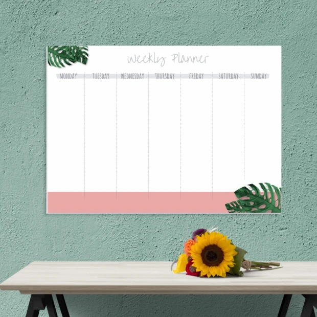 Tablica suchościeralna Weekly planner 409 - Aranżacja w biurze. Ściany w kolorze zielonym, stół z jasnego drewna