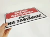 Tabliczka Brama wjazdowa, nie zastawiać - Wzór graficzny. Prostokątna tabliczka z czerwonym tłem, białym napisem i czarną